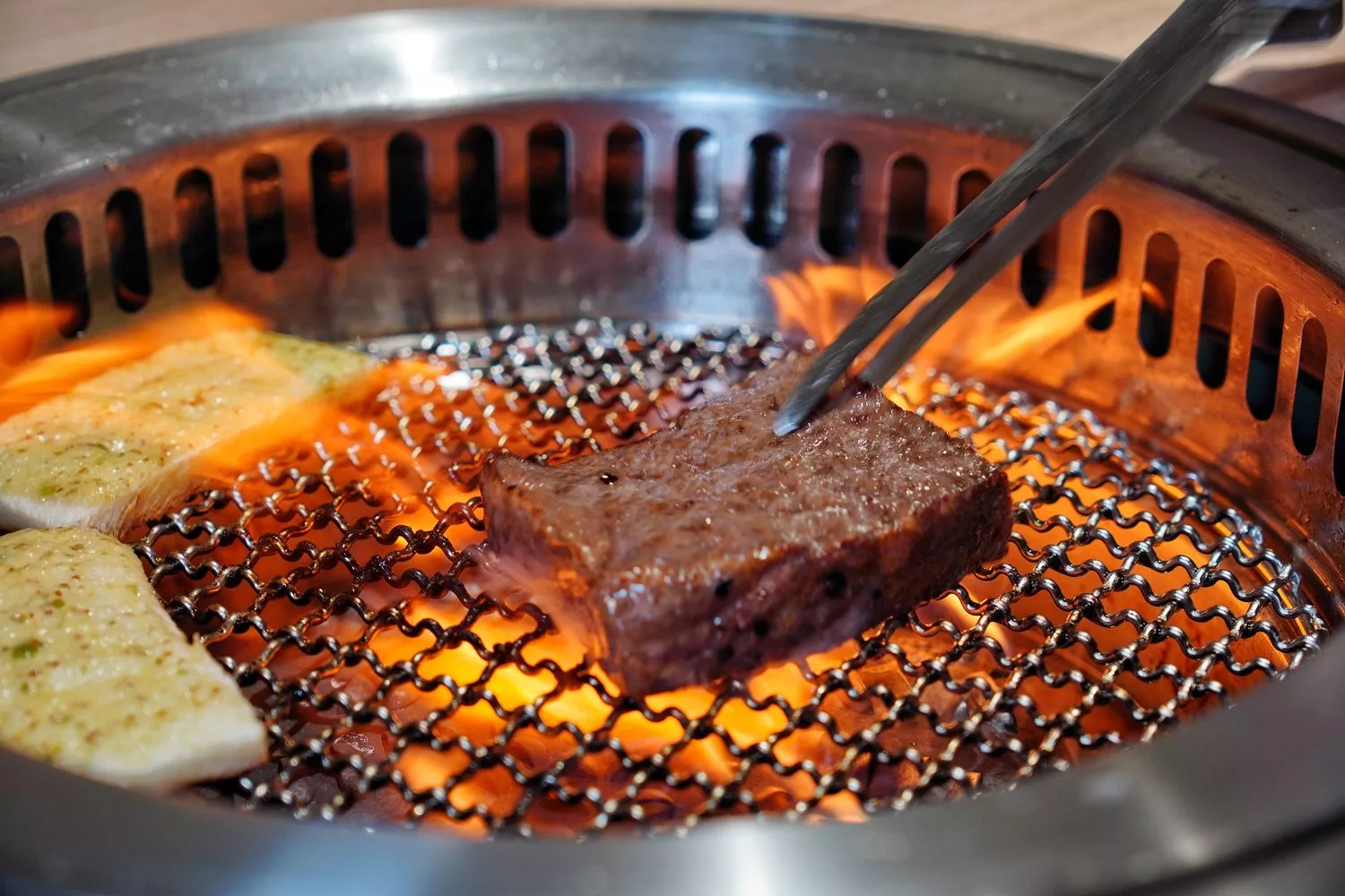 【台北信義區燒肉】路易奇電力公司信義電廠，A5和牛冷藏現切專賣店，頂級肉品自己烤只要半價! @混血珊莎的奇幻旅程
