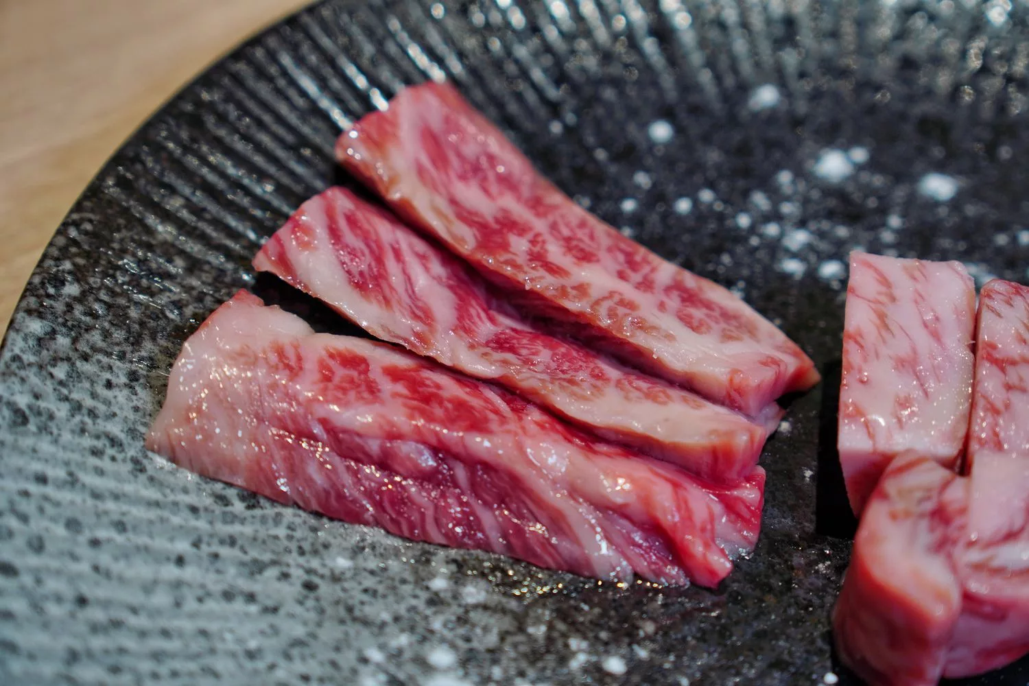 【台北信義區燒肉】路易奇電力公司信義電廠，A5和牛冷藏現切專賣店，頂級肉品自己烤只要半價! @混血珊莎的奇幻旅程