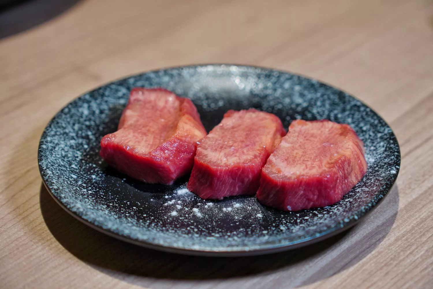 【台北信義區燒肉】路易奇電力公司信義電廠，A5和牛冷藏現切專賣店，頂級肉品自己烤只要半價! @混血珊莎的奇幻旅程