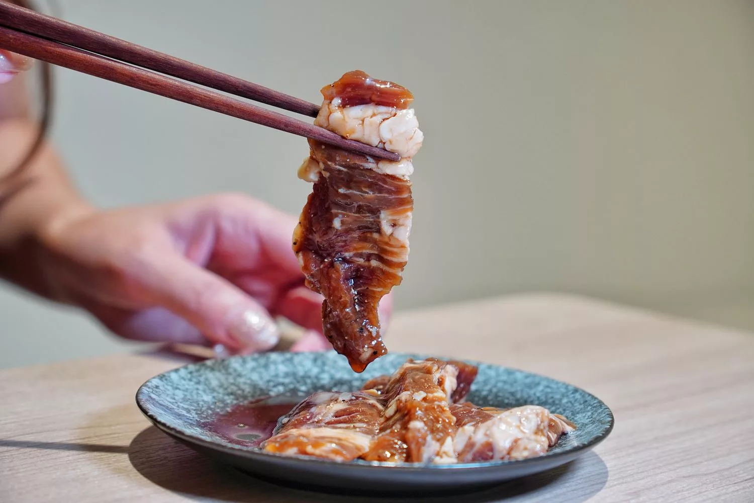 【台北信義區燒肉】路易奇電力公司信義電廠，A5和牛冷藏現切專賣店，頂級肉品自己烤只要半價! @混血珊莎的奇幻旅程
