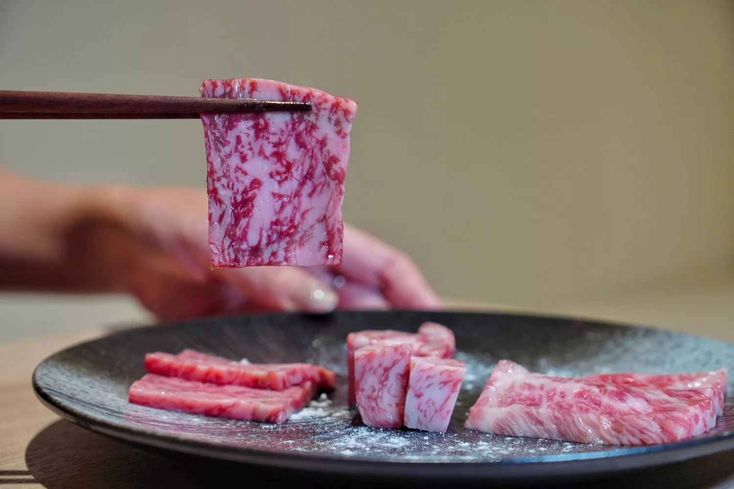【台北信義區燒肉】路易奇電力公司信義電廠，A5和牛冷藏現切專賣店，頂級肉品自己烤只要半價! @混血珊莎的奇幻旅程