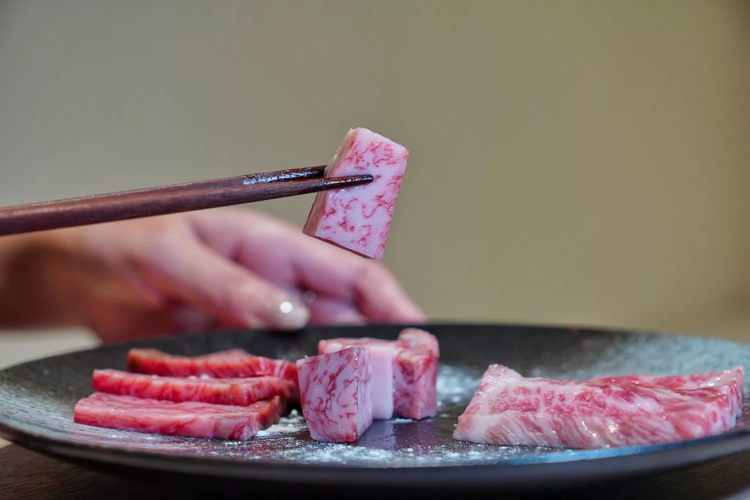 【台北信義區燒肉】路易奇電力公司信義電廠，A5和牛冷藏現切專賣店，頂級肉品自己烤只要半價! @混血珊莎的奇幻旅程
