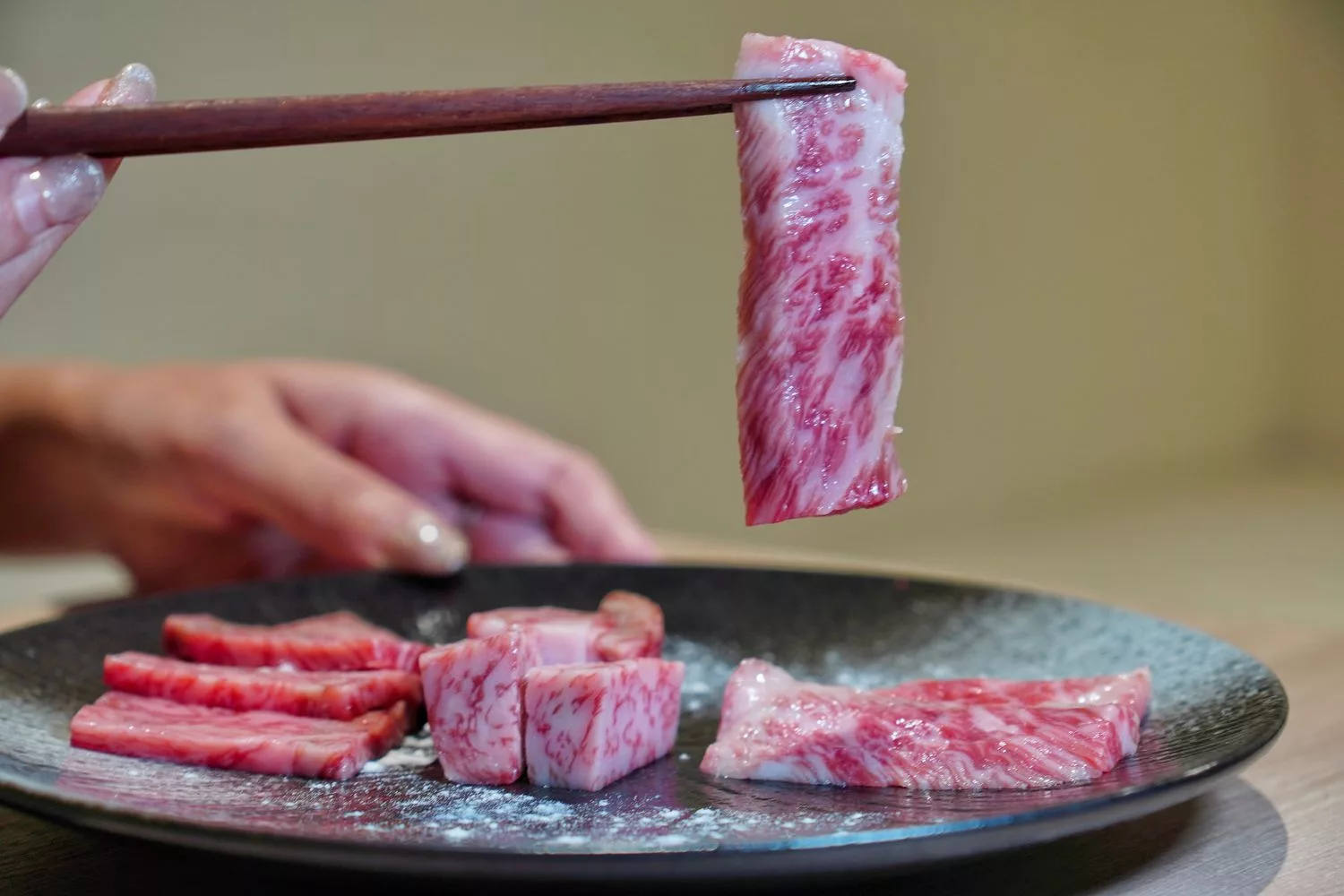 【台北信義區燒肉】路易奇電力公司信義電廠，A5和牛冷藏現切專賣店，頂級肉品自己烤只要半價! @混血珊莎的奇幻旅程