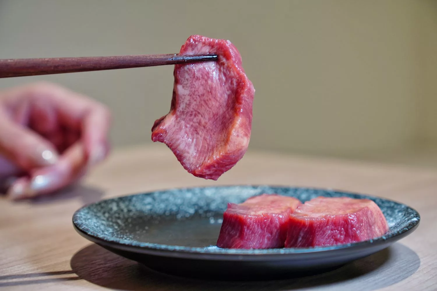 【台北信義區燒肉】路易奇電力公司信義電廠，A5和牛冷藏現切專賣店，頂級肉品自己烤只要半價! @混血珊莎的奇幻旅程