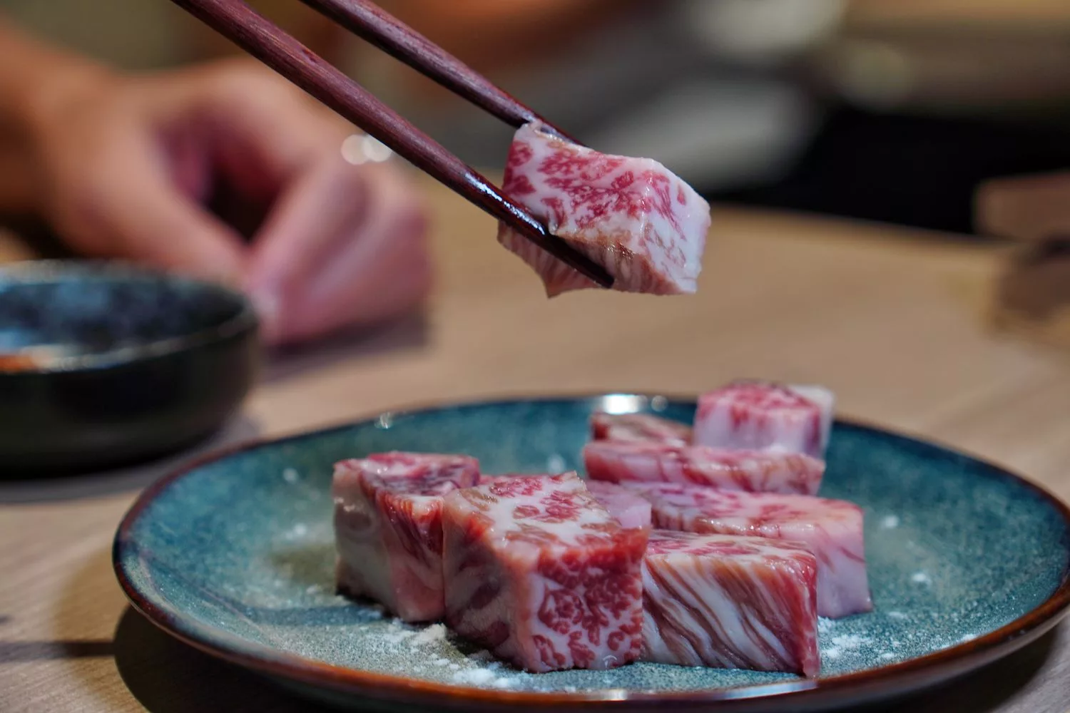 【台北信義區燒肉】路易奇電力公司信義電廠，A5和牛冷藏現切專賣店，頂級肉品自己烤只要半價! @混血珊莎的奇幻旅程