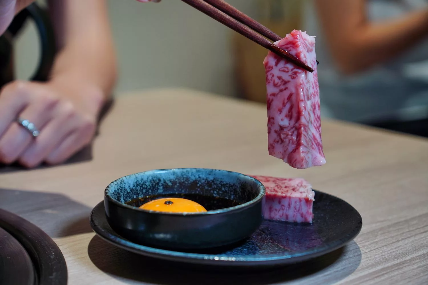 【台北信義區燒肉】路易奇電力公司信義電廠，A5和牛冷藏現切專賣店，頂級肉品自己烤只要半價! @混血珊莎的奇幻旅程