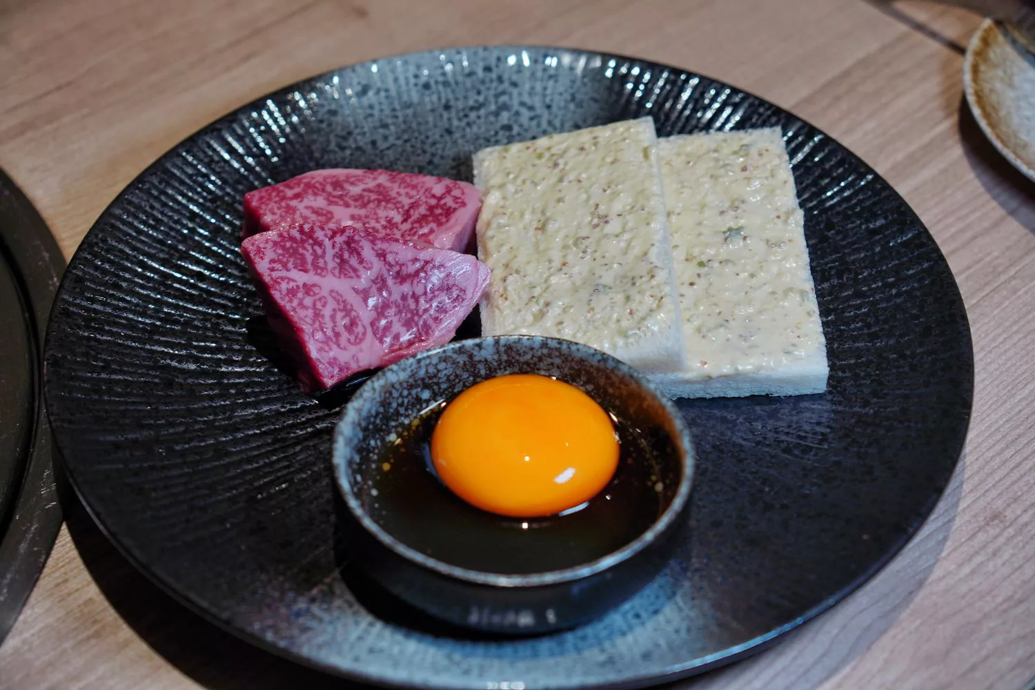 【台北信義區燒肉】路易奇電力公司信義電廠，A5和牛冷藏現切專賣店，頂級肉品自己烤只要半價! @混血珊莎的奇幻旅程