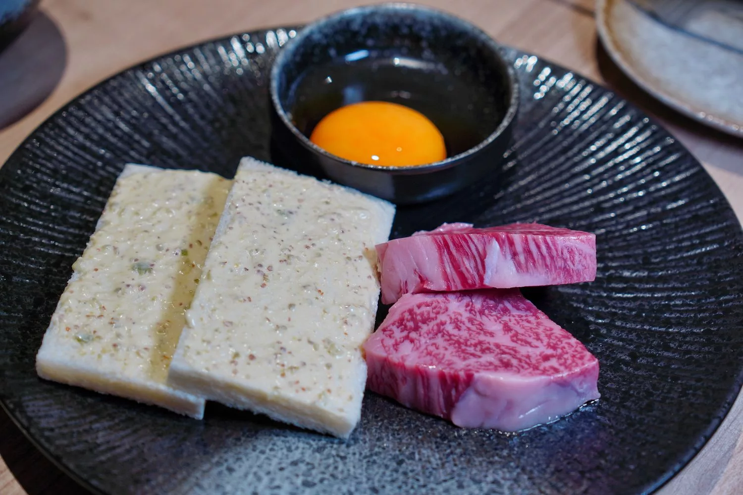 【台北信義區燒肉】路易奇電力公司信義電廠，A5和牛冷藏現切專賣店，頂級肉品自己烤只要半價! @混血珊莎的奇幻旅程