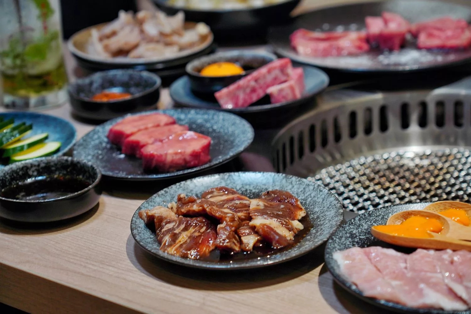 【台北信義區燒肉】路易奇電力公司信義電廠，A5和牛冷藏現切專賣店，頂級肉品自己烤只要半價! @混血珊莎的奇幻旅程
