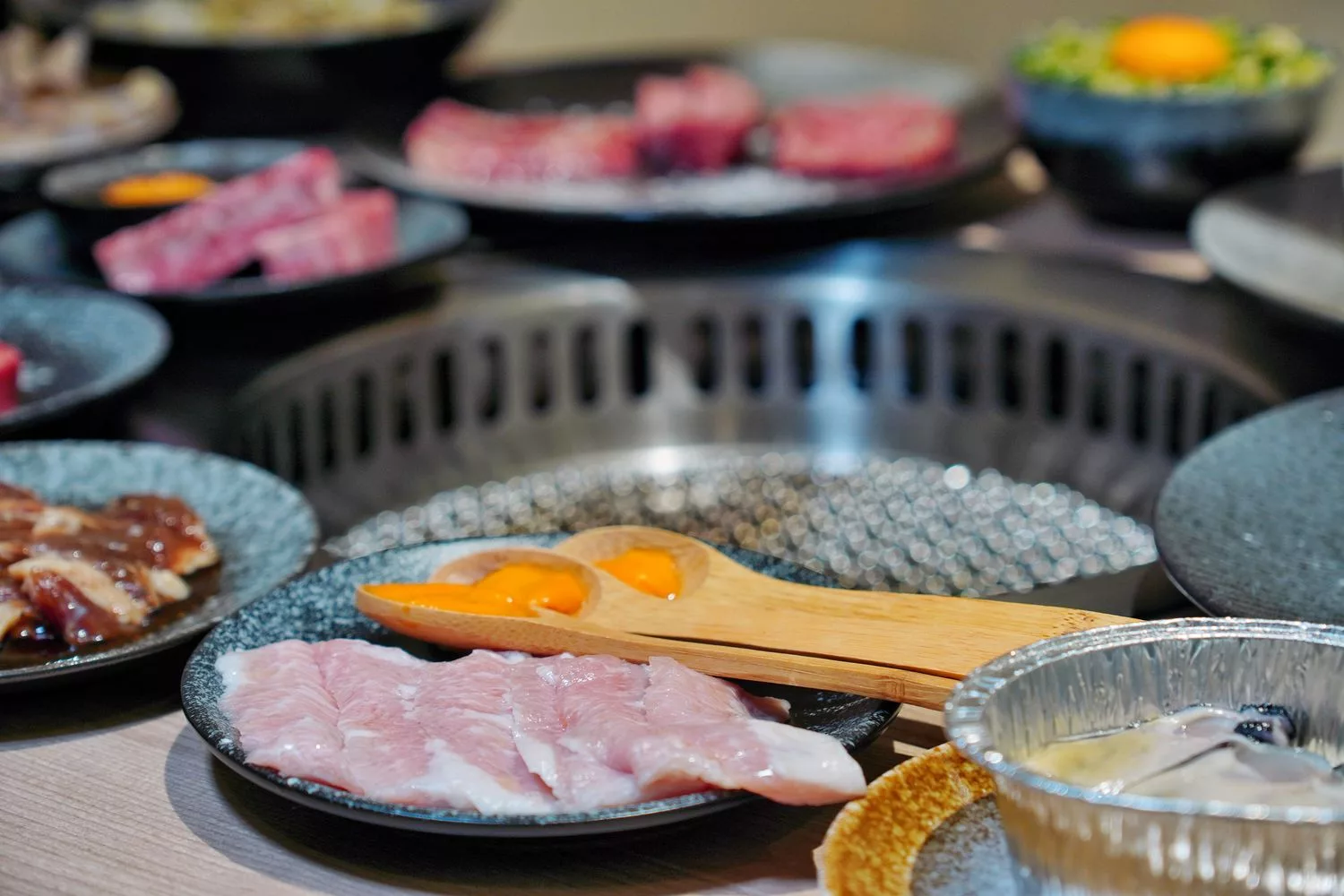 【台北信義區燒肉】路易奇電力公司信義電廠，A5和牛冷藏現切專賣店，頂級肉品自己烤只要半價! @混血珊莎的奇幻旅程