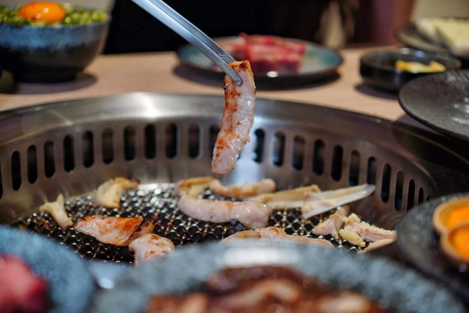 【台北信義區燒肉】路易奇電力公司信義電廠，A5和牛冷藏現切專賣店，頂級肉品自己烤只要半價! @混血珊莎的奇幻旅程