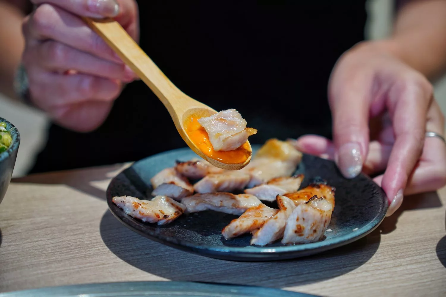 【台北信義區燒肉】路易奇電力公司信義電廠，A5和牛冷藏現切專賣店，頂級肉品自己烤只要半價! @混血珊莎的奇幻旅程