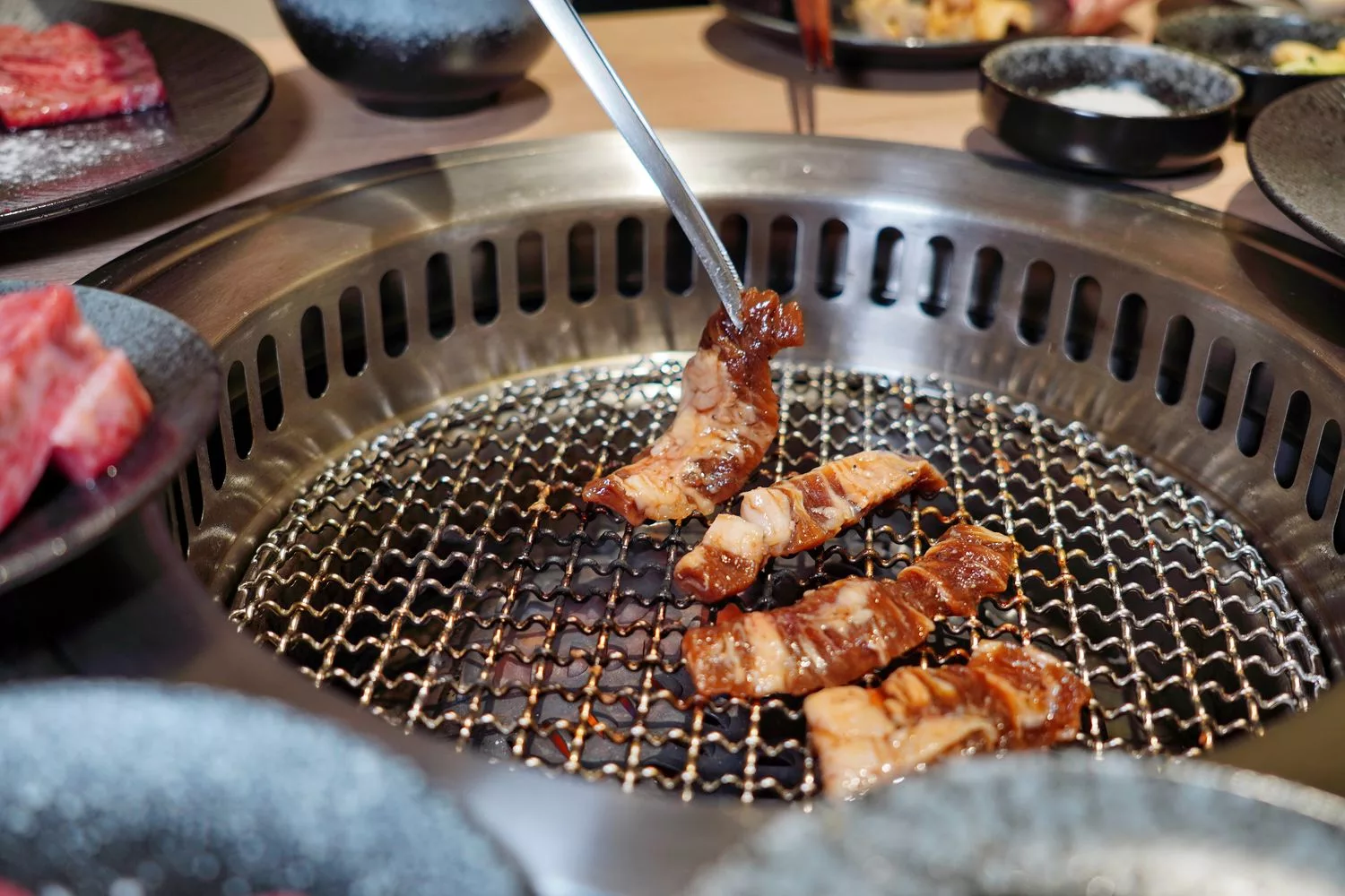 【台北信義區燒肉】路易奇電力公司信義電廠，A5和牛冷藏現切專賣店，頂級肉品自己烤只要半價! @混血珊莎的奇幻旅程