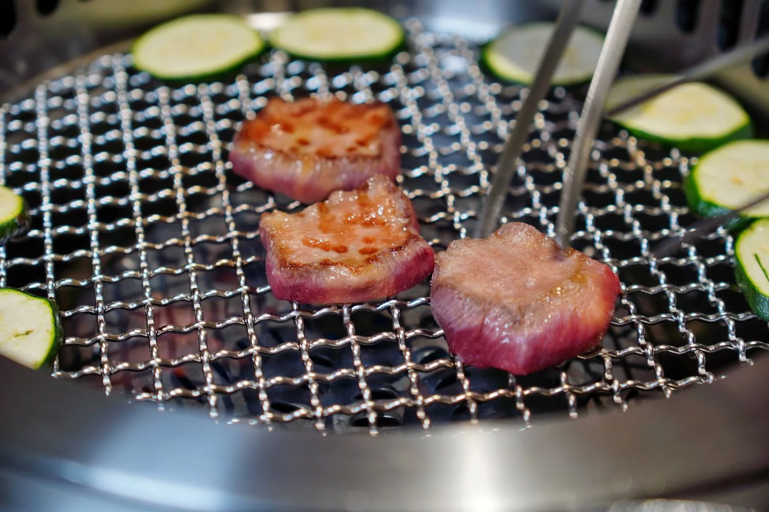 【台北信義區燒肉】路易奇電力公司信義電廠，A5和牛冷藏現切專賣店，頂級肉品自己烤只要半價! @混血珊莎的奇幻旅程