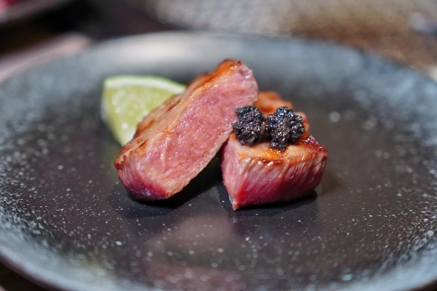 【台北信義區燒肉】路易奇電力公司信義電廠，A5和牛冷藏現切專賣店，頂級肉品自己烤只要半價! @混血珊莎的奇幻旅程