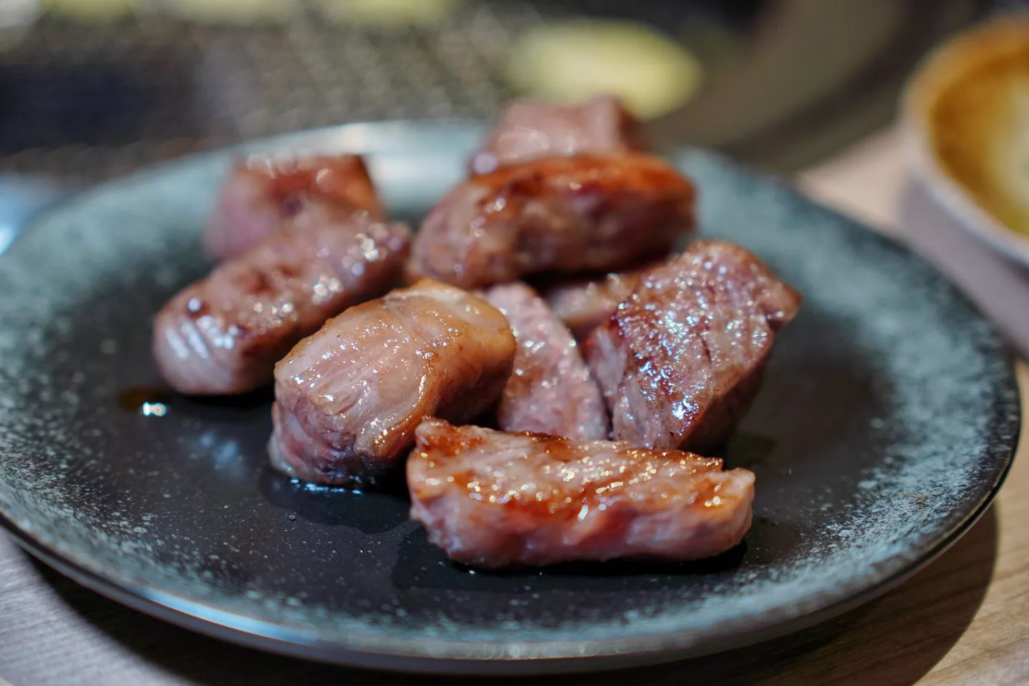 【台北信義區燒肉】路易奇電力公司信義電廠，A5和牛冷藏現切專賣店，頂級肉品自己烤只要半價! @混血珊莎的奇幻旅程
