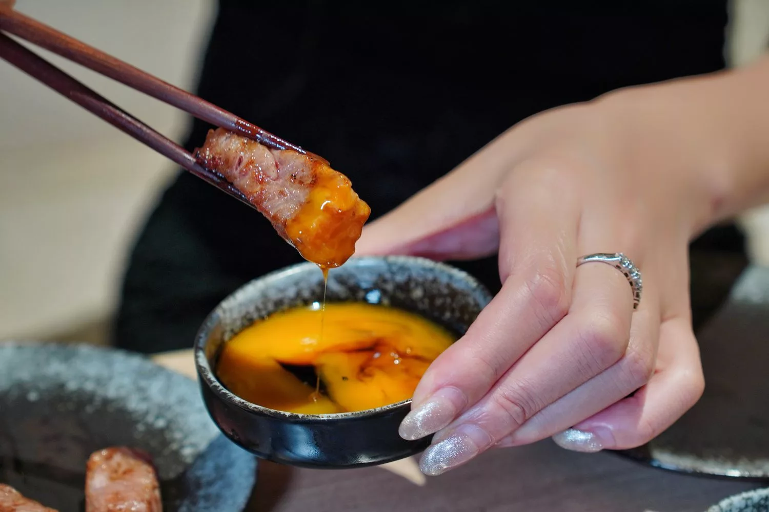 【台北信義區燒肉】路易奇電力公司信義電廠，A5和牛冷藏現切專賣店，頂級肉品自己烤只要半價! @混血珊莎的奇幻旅程