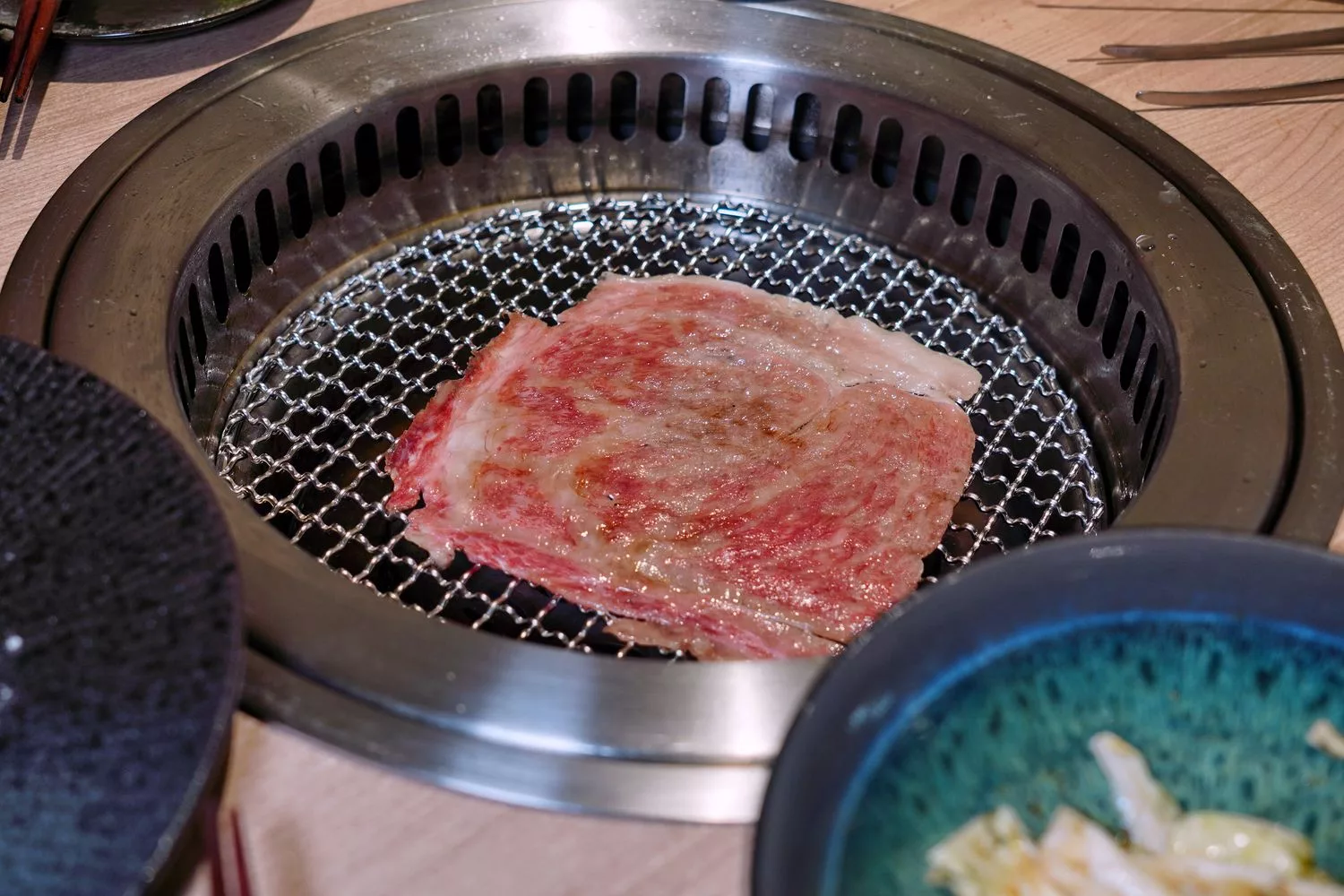 【台北信義區燒肉】路易奇電力公司信義電廠，A5和牛冷藏現切專賣店，頂級肉品自己烤只要半價! @混血珊莎的奇幻旅程