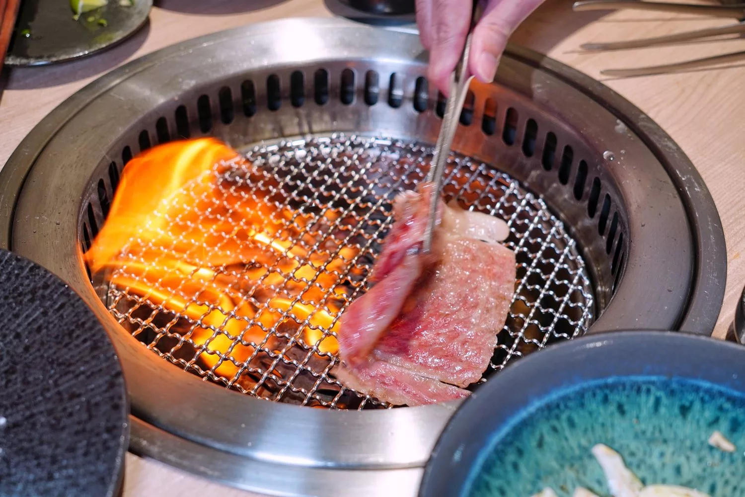 【台北信義區燒肉】路易奇電力公司信義電廠，A5和牛冷藏現切專賣店，頂級肉品自己烤只要半價! @混血珊莎的奇幻旅程