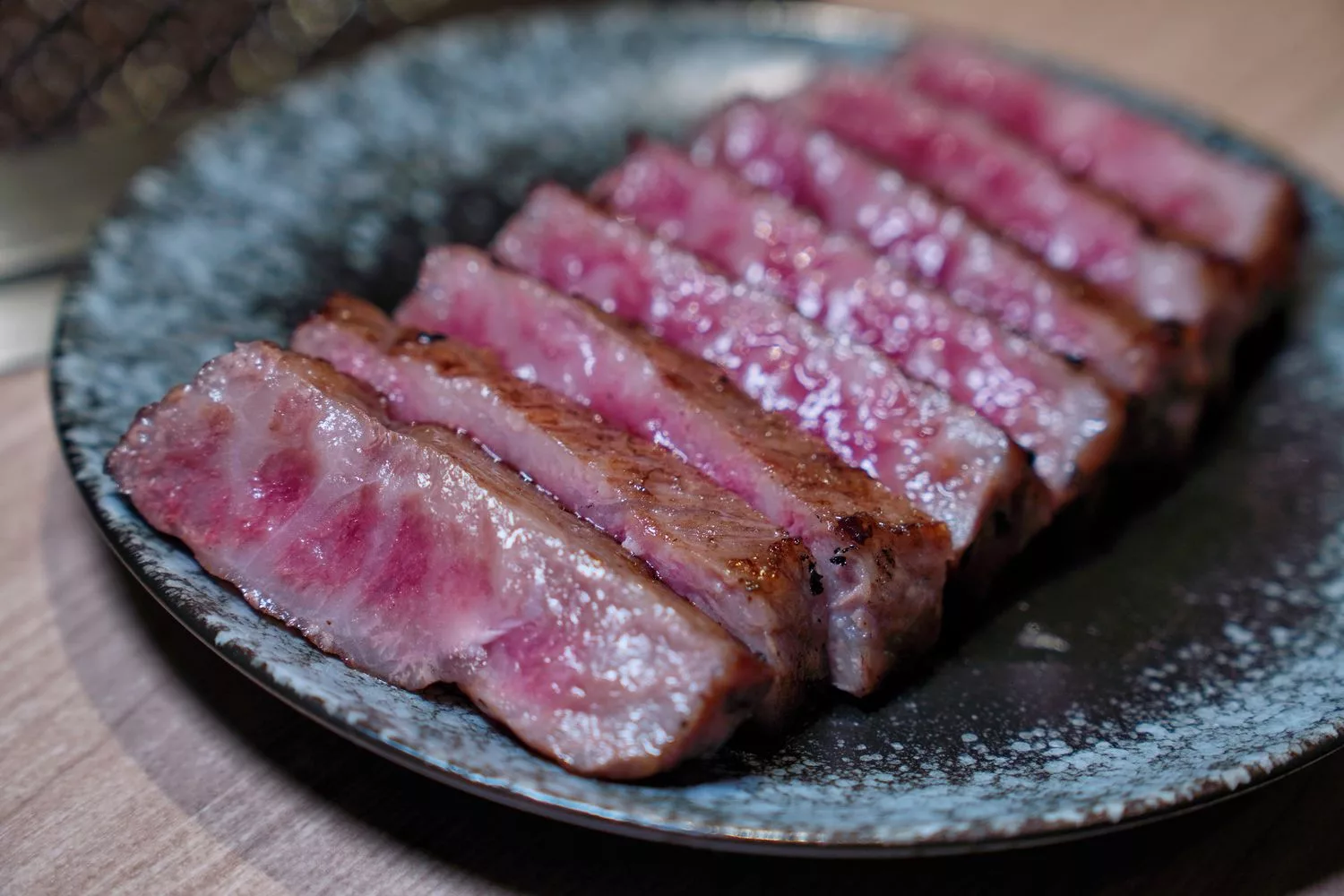 【台北信義區燒肉】路易奇電力公司信義電廠，A5和牛冷藏現切專賣店，頂級肉品自己烤只要半價! @混血珊莎的奇幻旅程
