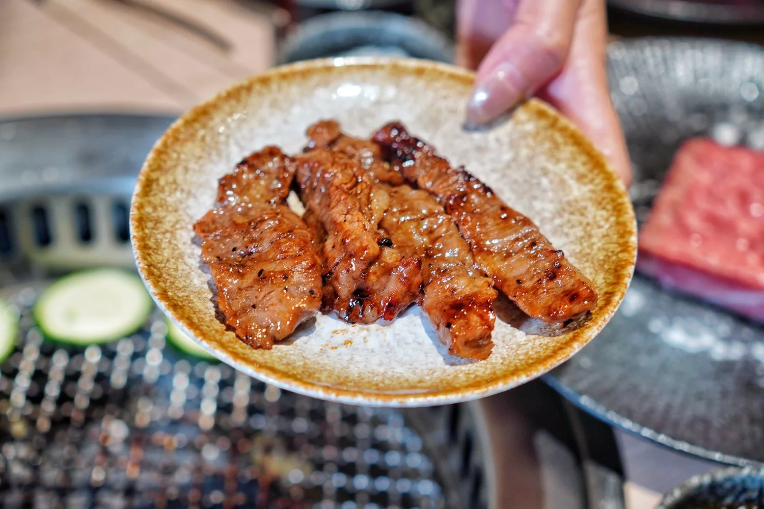 【台北信義區燒肉】路易奇電力公司信義電廠，A5和牛冷藏現切專賣店，頂級肉品自己烤只要半價! @混血珊莎的奇幻旅程