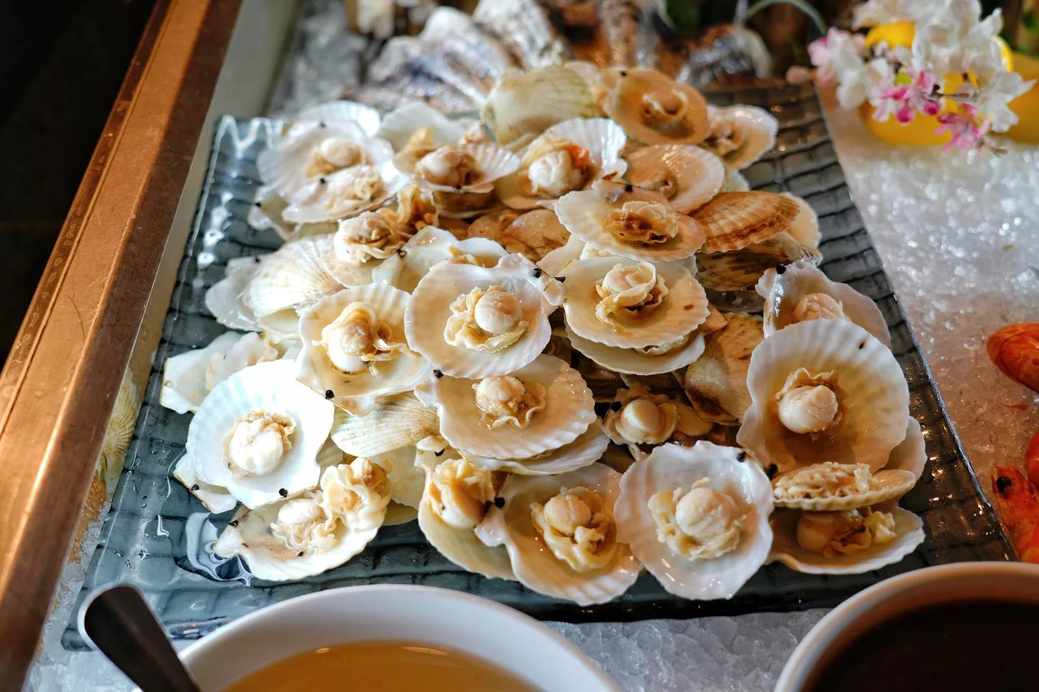 【寒沐酒店自助餐】MU TABLE異國美饌、漁港現流漁獲、DIY特色調酒，壽星 0 元吃大餐! @混血珊莎的奇幻旅程