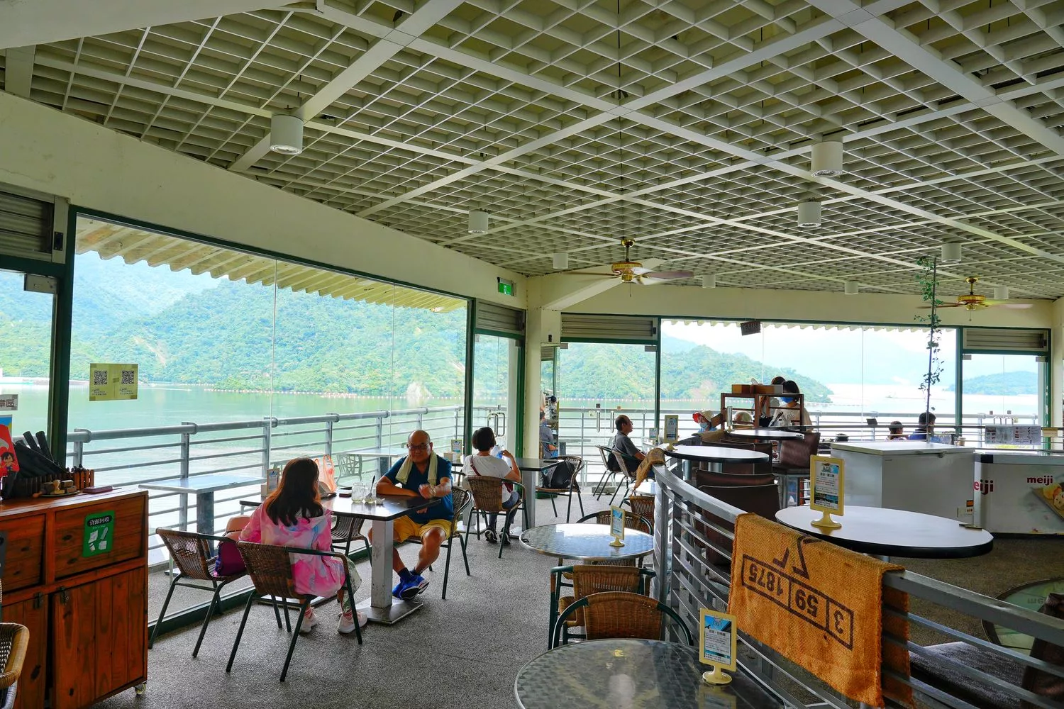 【曾文水庫觀景台】搭船徜徉全台最大水庫，360 度湖景，曾文水庫餐廳! @混血珊莎的奇幻旅程