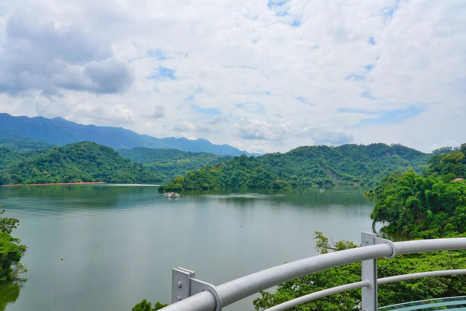【曾文水庫觀景台】搭船徜徉全台最大水庫，360 度湖景，曾文水庫餐廳! @混血珊莎的奇幻旅程