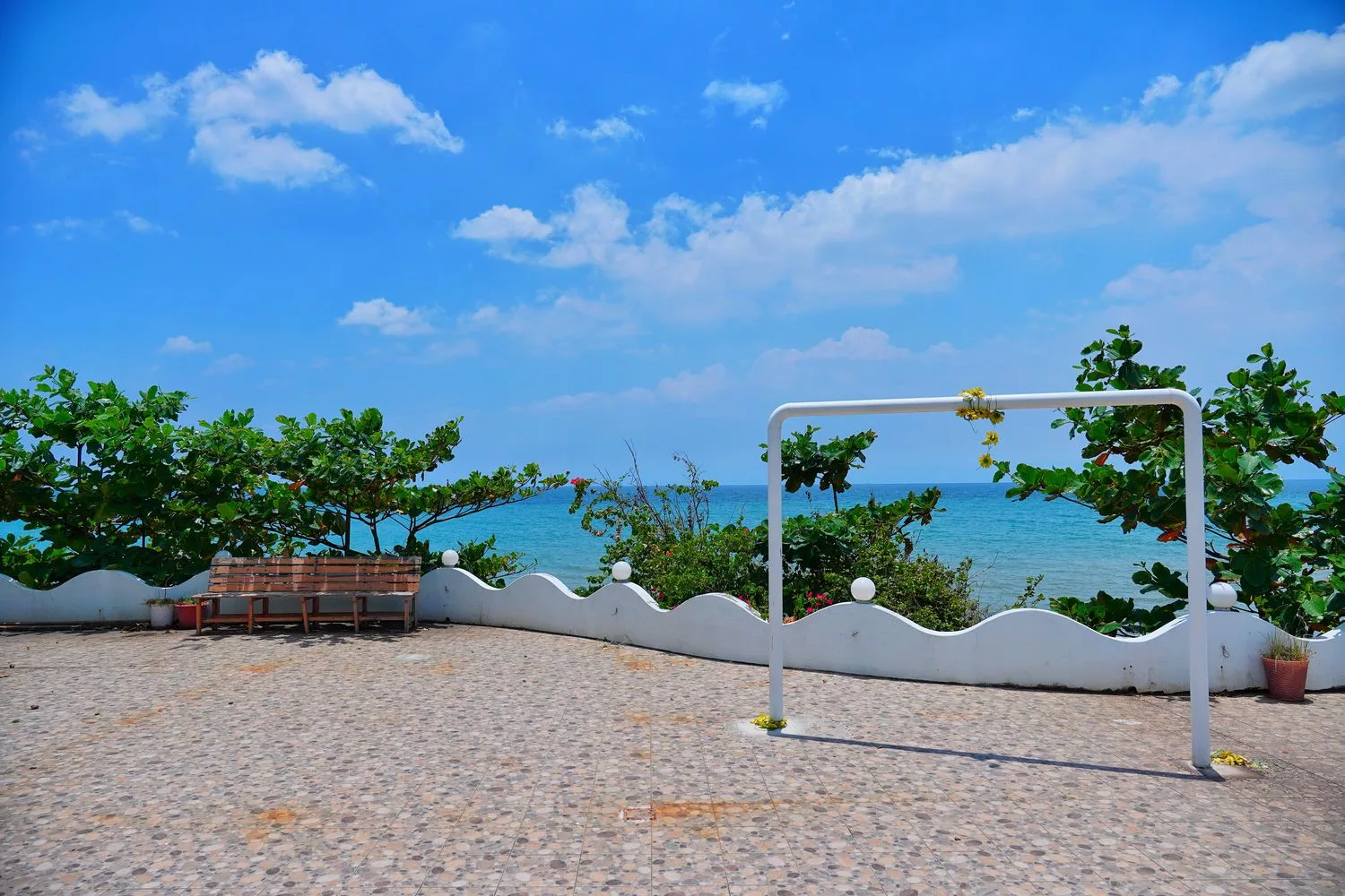 【茉莉灣海洋cafe】絕美海景第一排，藍天大海超療癒! @混血珊莎的奇幻旅程