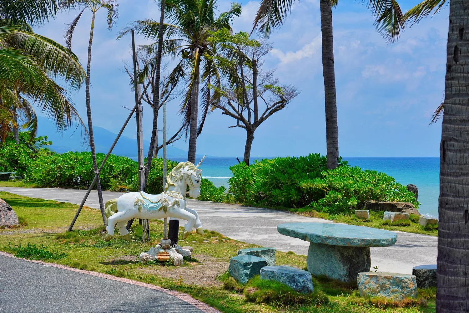 【茉莉灣海洋cafe】絕美海景第一排，藍天大海超療癒! @混血珊莎的奇幻旅程