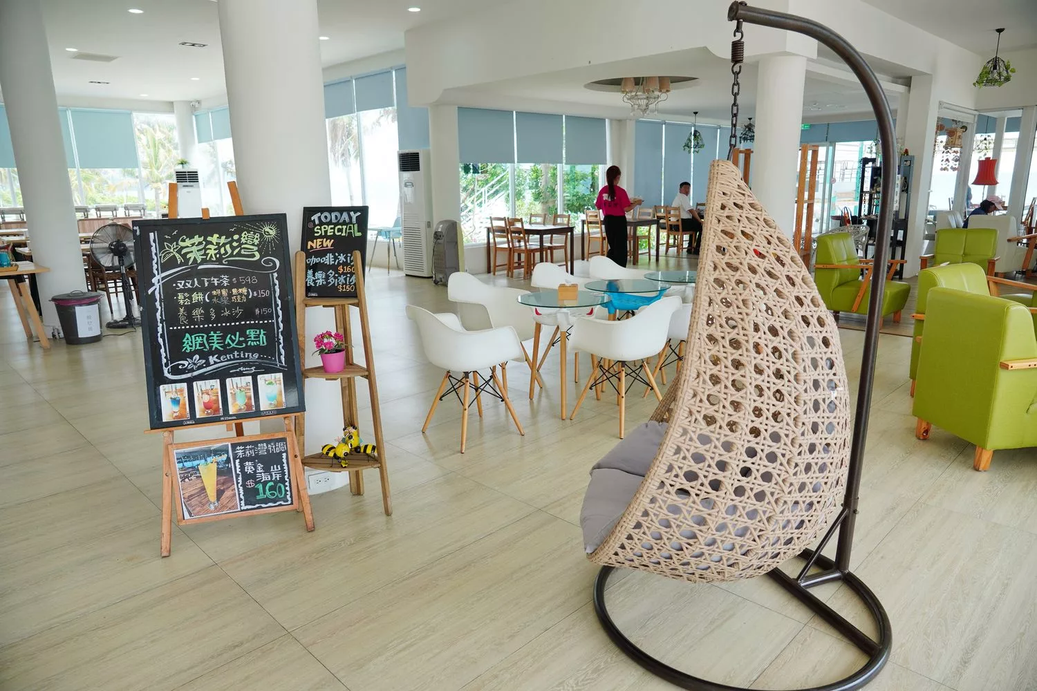 【茉莉灣海洋cafe】絕美海景第一排，藍天大海超療癒! @混血珊莎的奇幻旅程