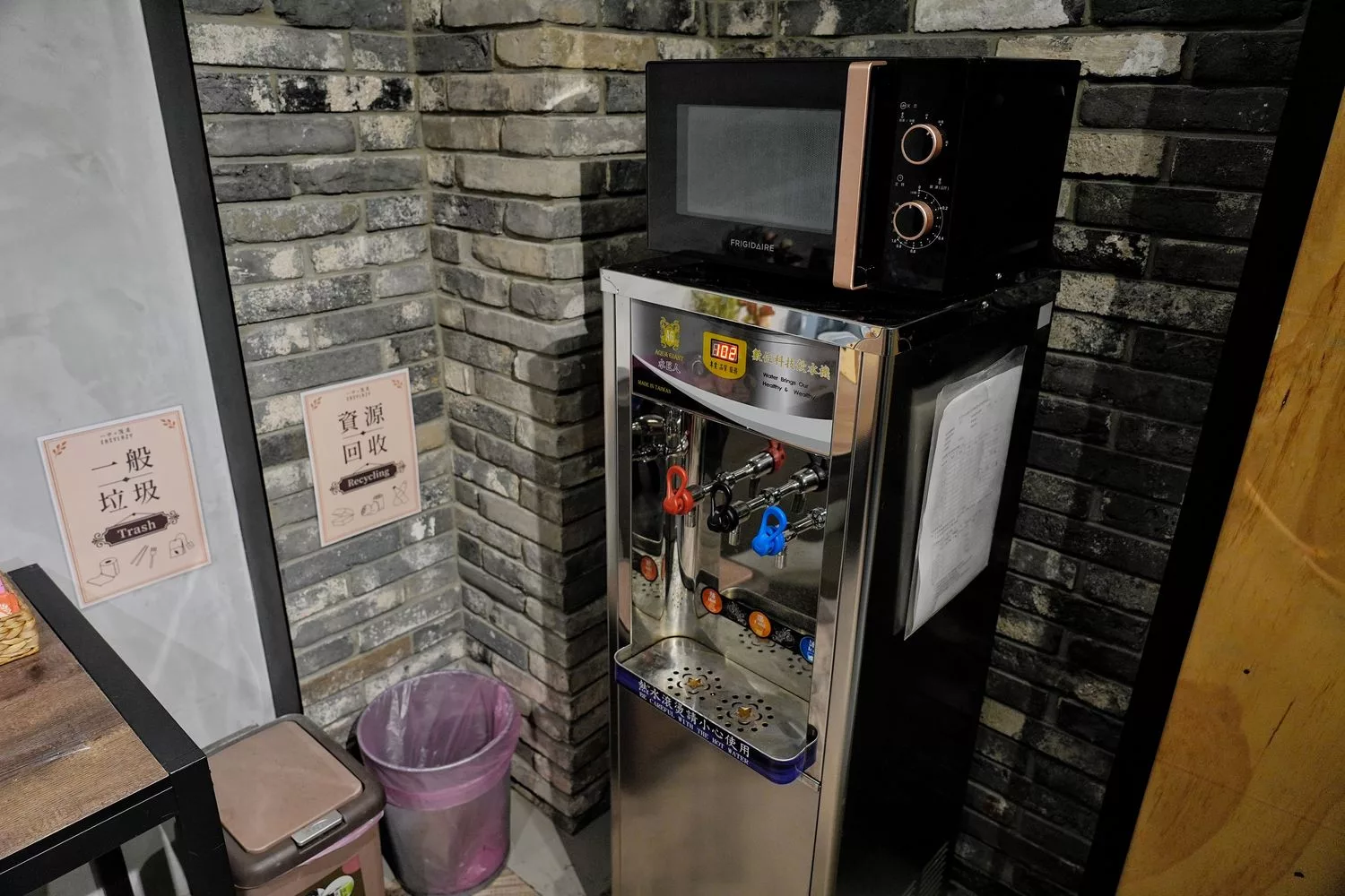【台中一中街住宿】一中漫走民宿旅店，走路 2 分鐘就到一中街夜市! @混血珊莎的奇幻旅程
