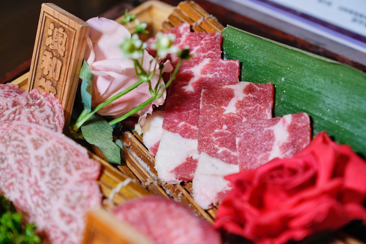 【台中北區燒肉】山鯨燒肉，浮誇系A5和牛寶箱，穿和服寫繪馬沉浸式日式體驗! @混血珊莎的奇幻旅程