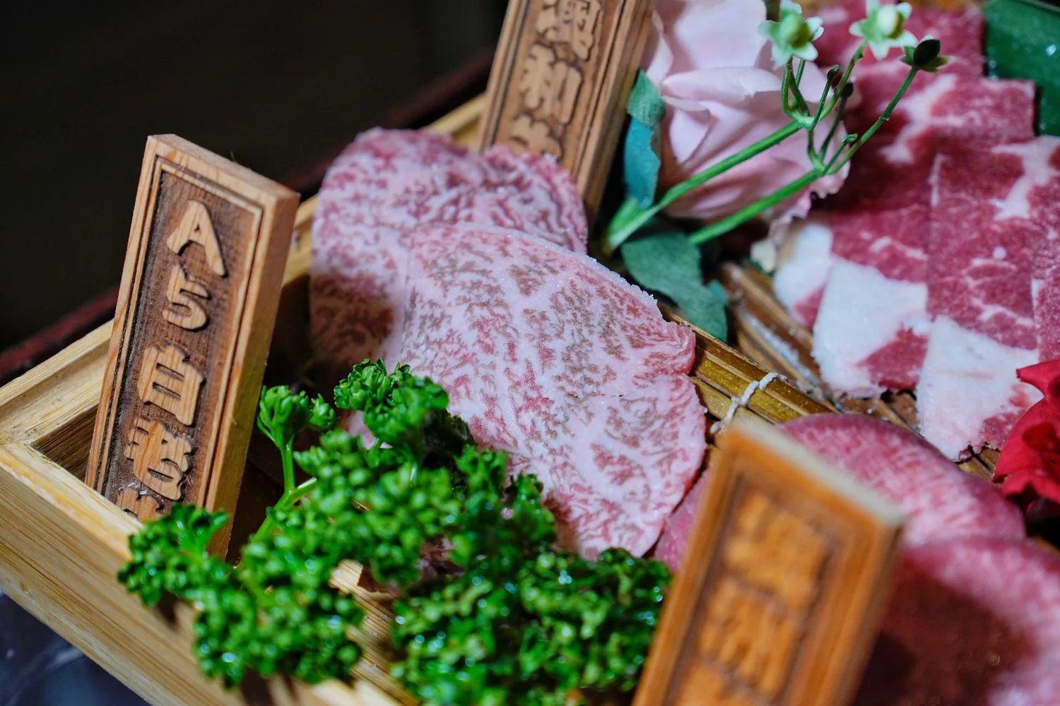 【台中北區燒肉】山鯨燒肉，浮誇系A5和牛寶箱，穿和服寫繪馬沉浸式日式體驗! @混血珊莎的奇幻旅程