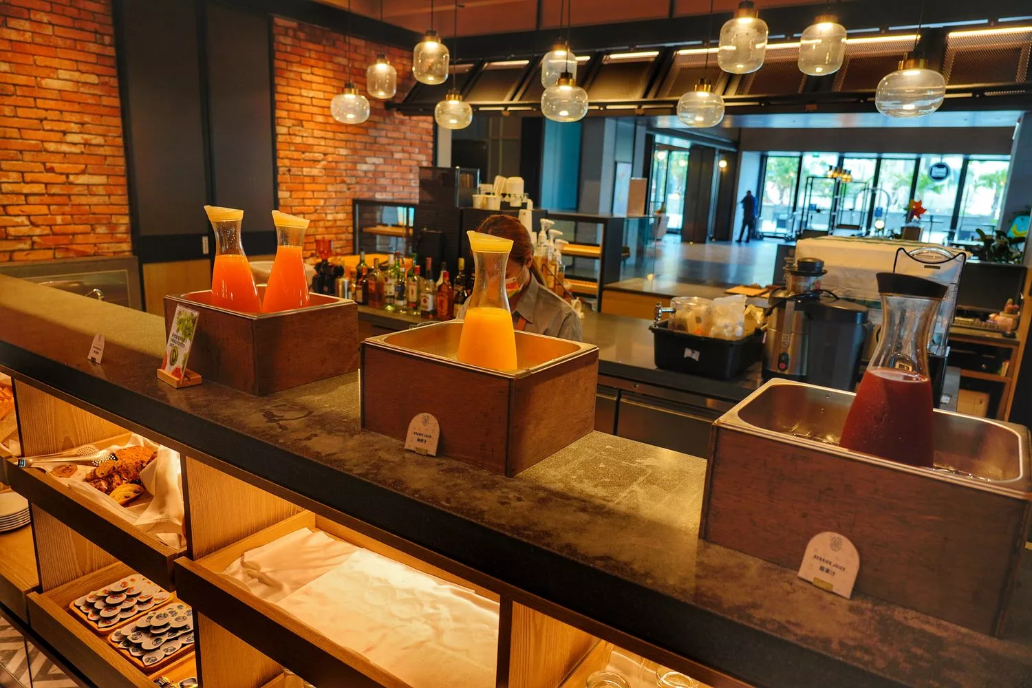 八里福朋喜來登酒店|無邊際泳池夢幻河景，房內獨享黃金美人湯! @混血珊莎的奇幻旅程