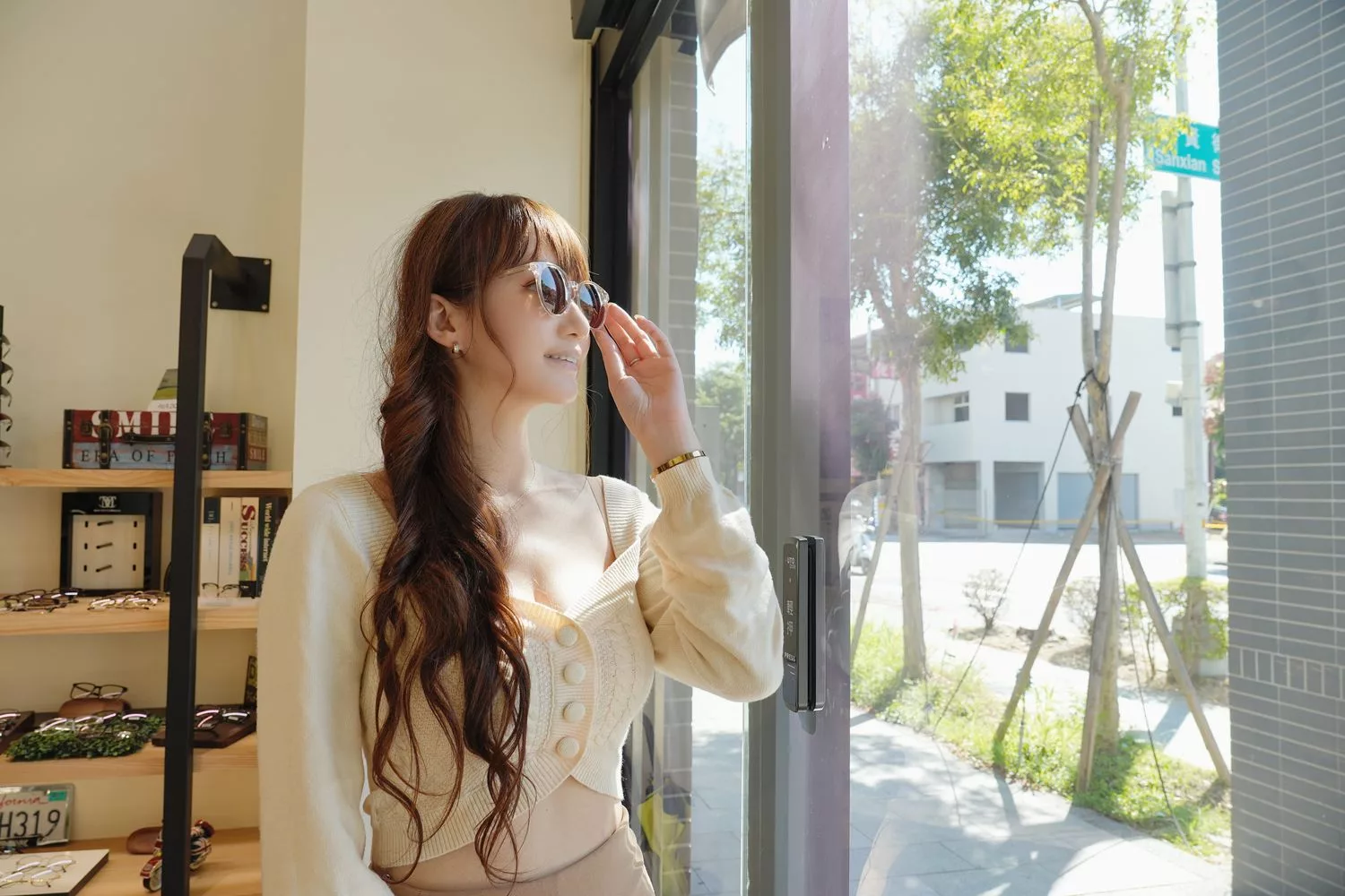 【台中眼鏡行推薦】樂目眼鏡，服務熱情價格透明，質感鏡框搭配超有型! @混血珊莎的奇幻旅程