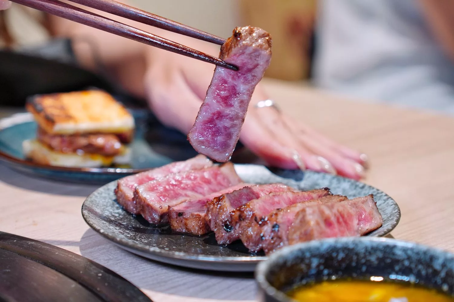 【2025台北和牛推薦】精選 10 間頂級台北和牛餐廳，品味極上饗宴! @混血珊莎的奇幻旅程