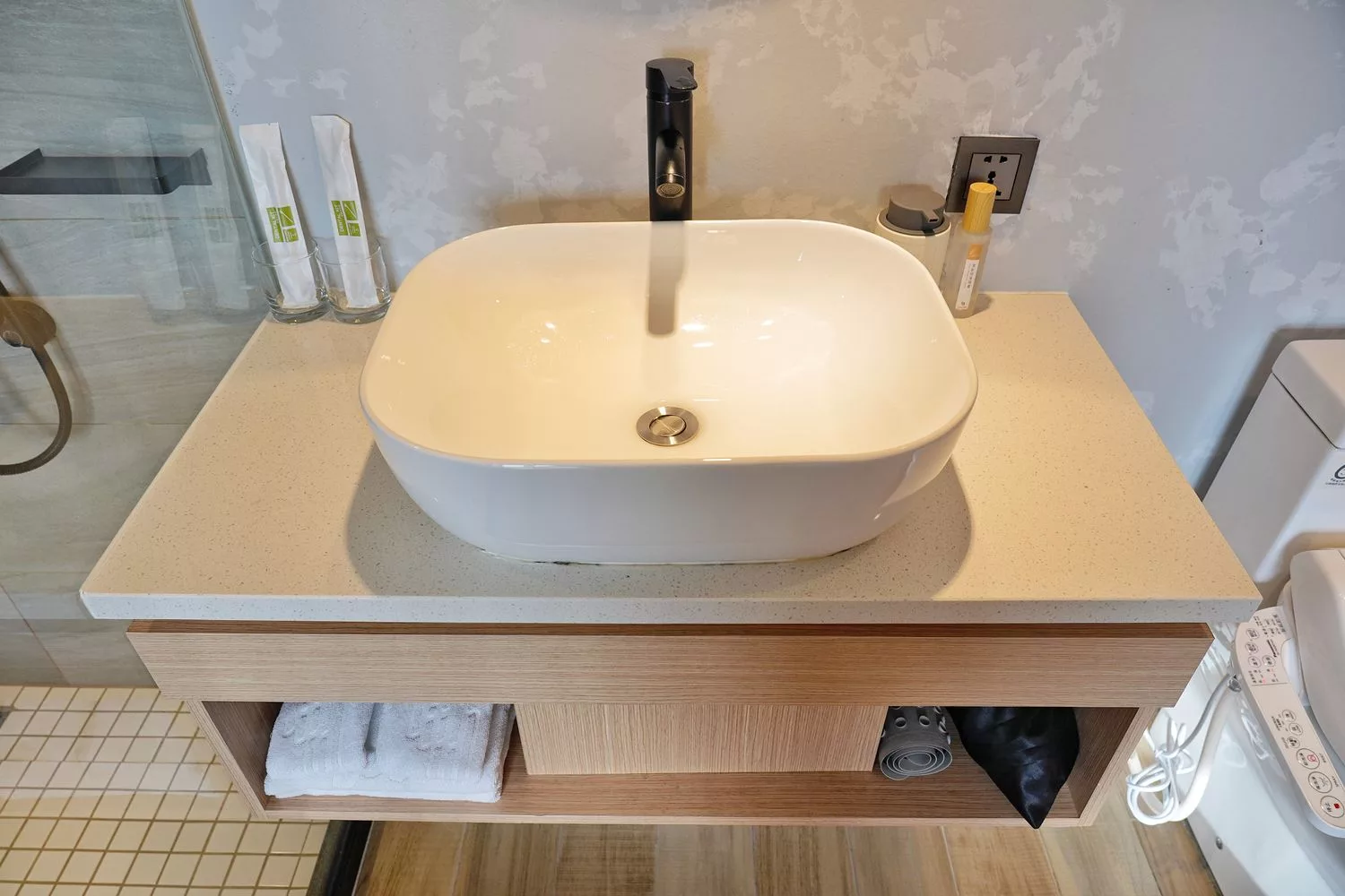 【葉綠宿 川閱】台中中區住宿，日系房型附設浴缸，高樓層城市景觀好停車! @混血珊莎的奇幻旅程