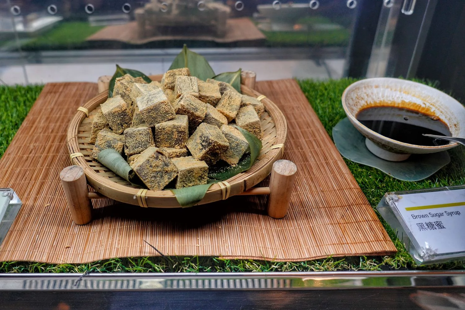 【寒舍艾美探索廚房】招牌炭烤松葉蟹腳，多國料理無限爽吃，含訂位價錢餐券優惠! @混血珊莎的奇幻旅程