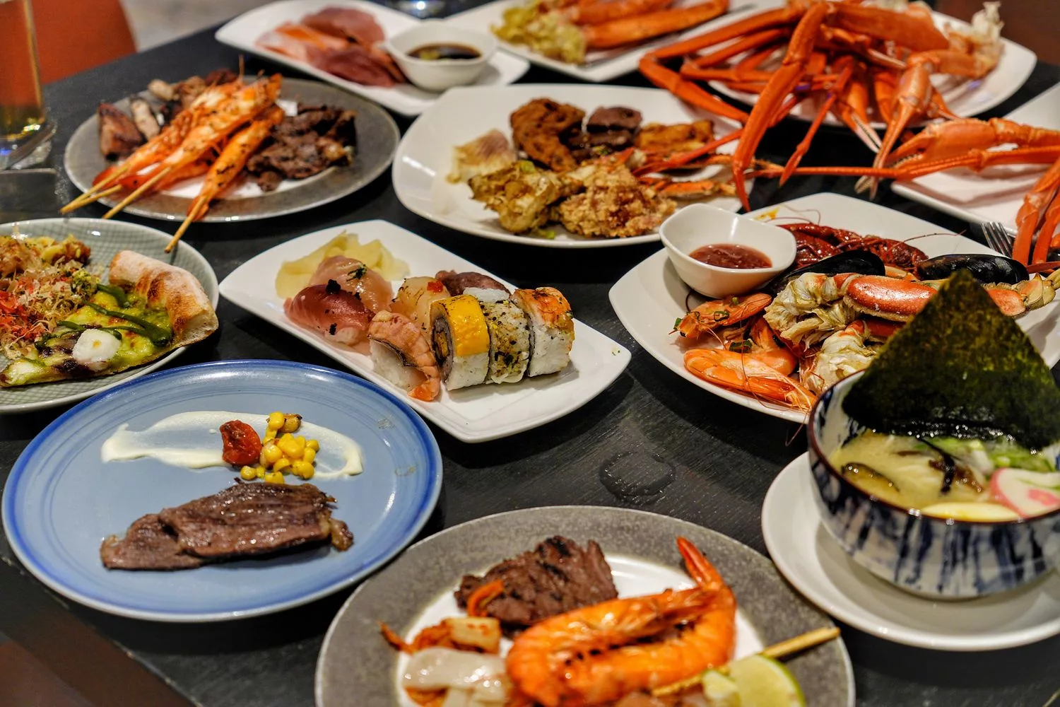 【寒舍艾美探索廚房】招牌炭烤松葉蟹腳，多國料理無限爽吃，含訂位價錢餐券優惠! @混血珊莎的奇幻旅程