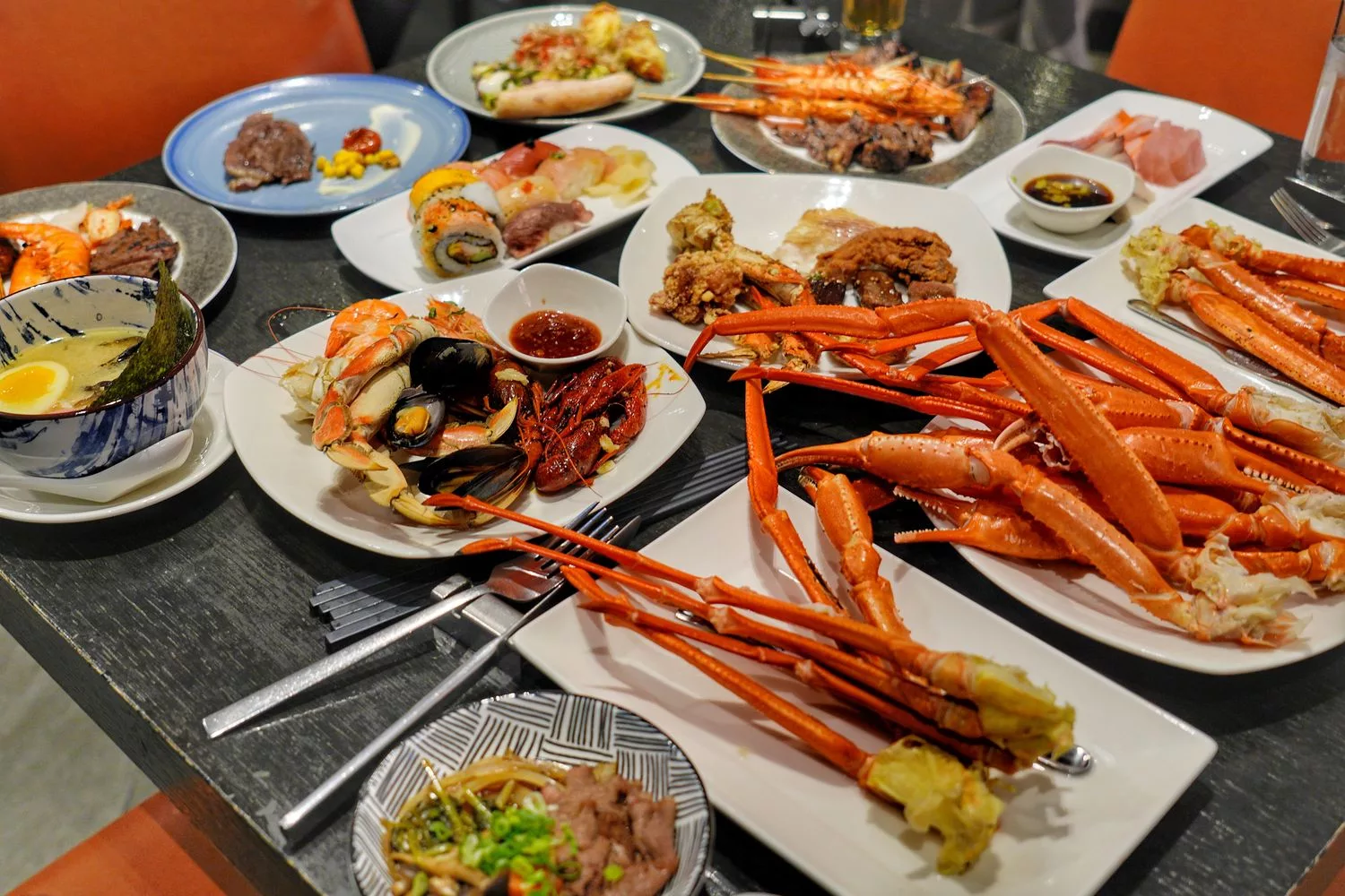 【寒舍艾美探索廚房】招牌炭烤松葉蟹腳，多國料理無限爽吃，含訂位價錢餐券優惠! @混血珊莎的奇幻旅程