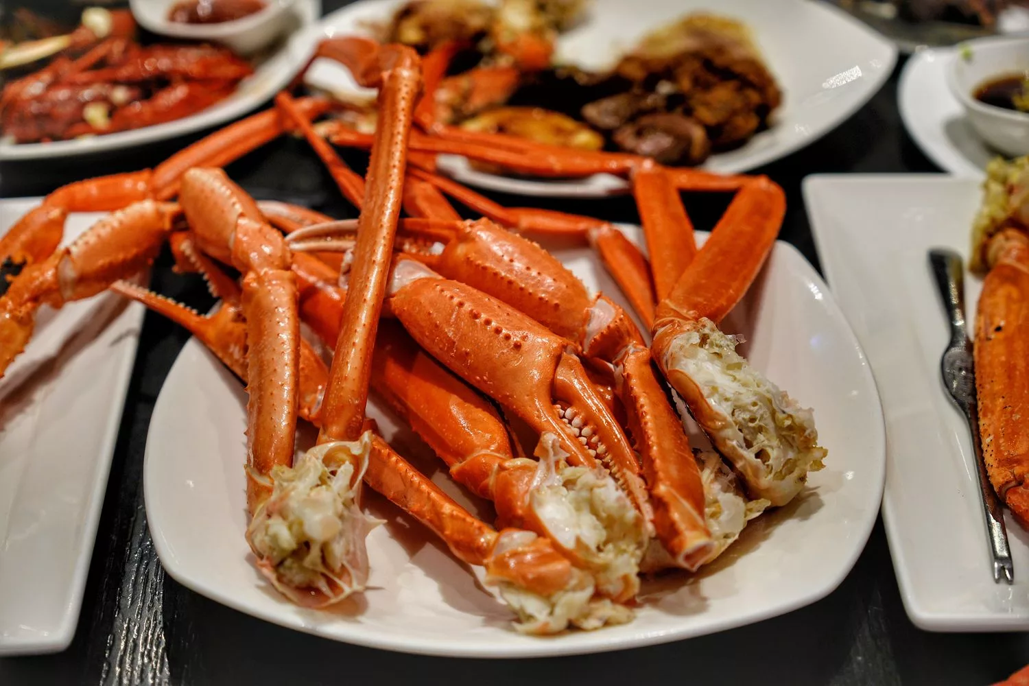 【寒舍艾美探索廚房】招牌炭烤松葉蟹腳，多國料理無限爽吃，含訂位價錢餐券優惠! @混血珊莎的奇幻旅程