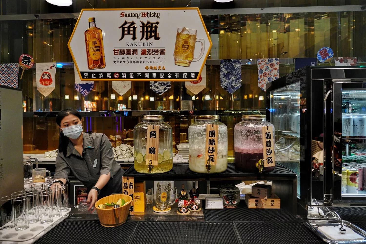 【寒舍艾美探索廚房】招牌炭烤松葉蟹腳，多國料理無限爽吃，含訂位價錢餐券優惠! @混血珊莎的奇幻旅程