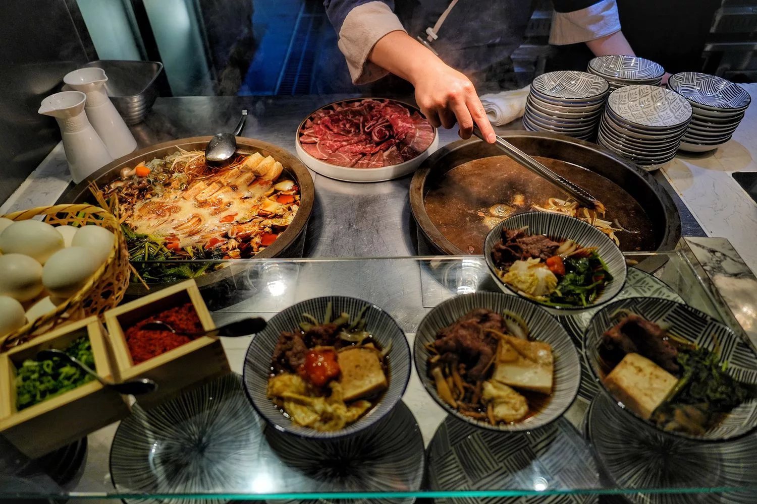 【寒舍艾美探索廚房】招牌炭烤松葉蟹腳，多國料理無限爽吃，含訂位價錢餐券優惠! @混血珊莎的奇幻旅程