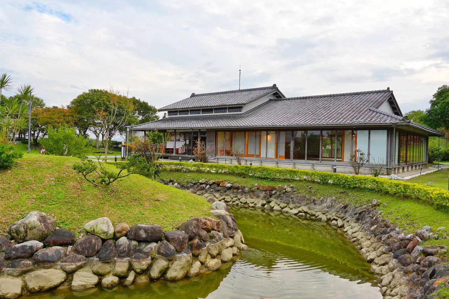 【綠舞日式主題園區】和服浴衣拍照打卡，可愛萌寵餵食互動一日遊! @混血珊莎的奇幻旅程