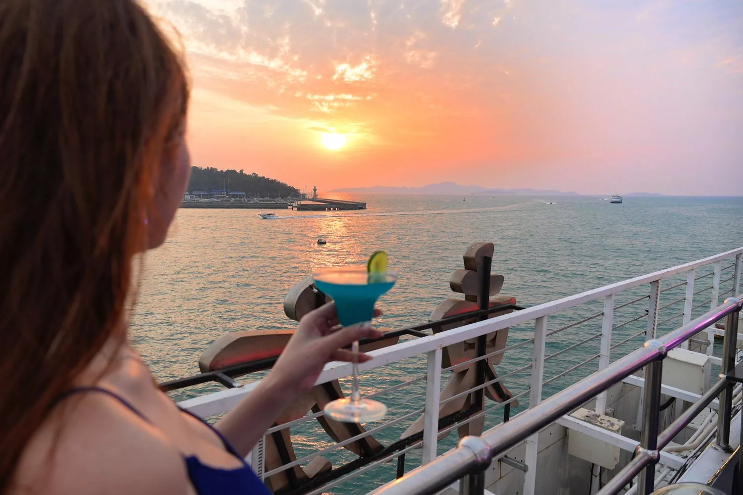 Ocean Sky Pattaya 海洋天空郵輪晚宴，自助buffet猛男人妖秀!芭達雅必去! @混血珊莎的奇幻旅程