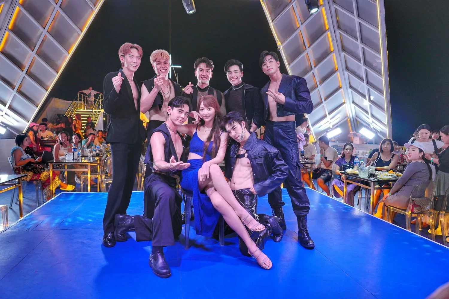 Ocean Sky Pattaya 海洋天空郵輪晚宴，自助buffet猛男人妖秀!芭達雅必去! @混血珊莎的奇幻旅程