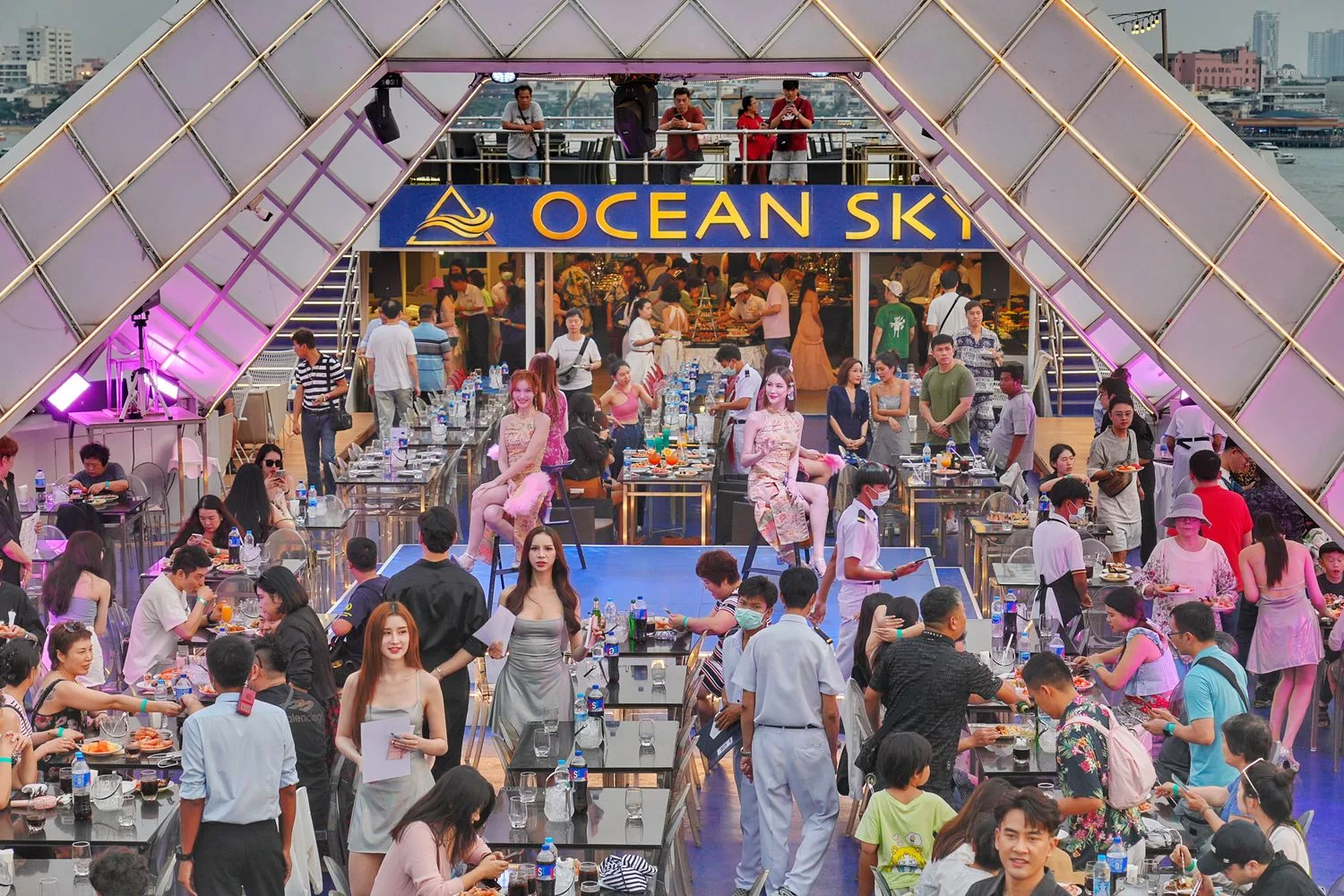 Ocean Sky Pattaya 海洋天空郵輪晚宴，自助buffet猛男人妖秀!芭達雅必去! @混血珊莎的奇幻旅程