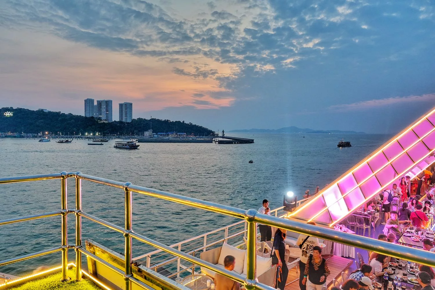 Ocean Sky Pattaya 海洋天空郵輪晚宴，自助buffet猛男人妖秀!芭達雅必去! @混血珊莎的奇幻旅程