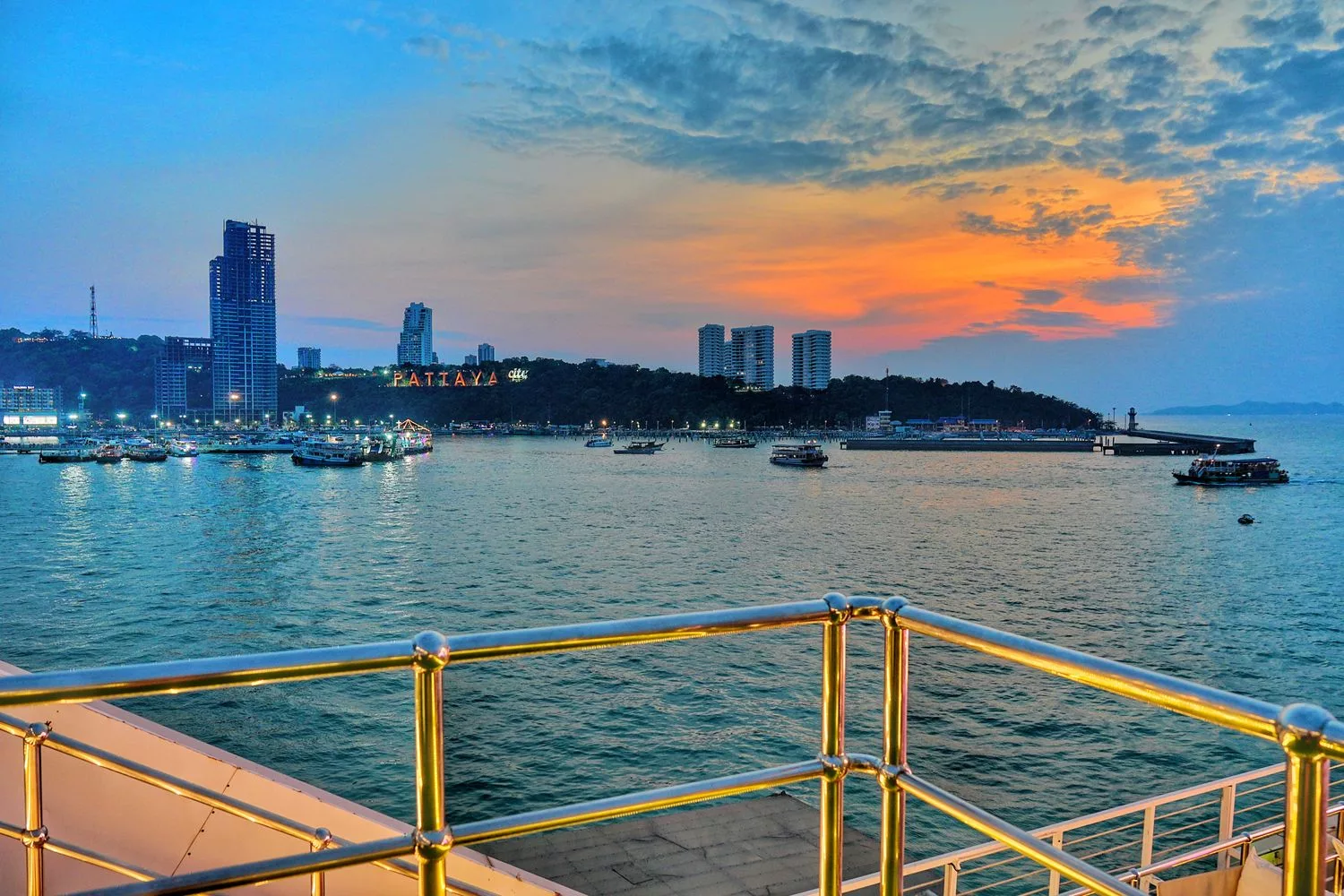 Ocean Sky Pattaya 海洋天空郵輪晚宴，自助buffet猛男人妖秀!芭達雅必去! @混血珊莎的奇幻旅程